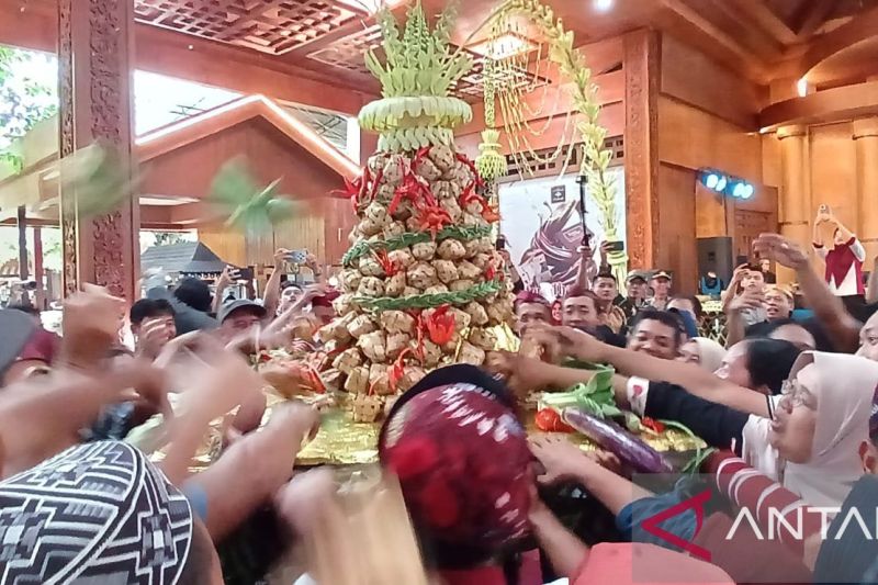 Ratusan Pengunjung Berebut Gunungan Ketupat Cokelat di Blitar 