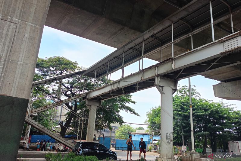 JPO Tipar Cakung Jaktim tak Terurus, Warga: Nggak Ada Perbaikan 
