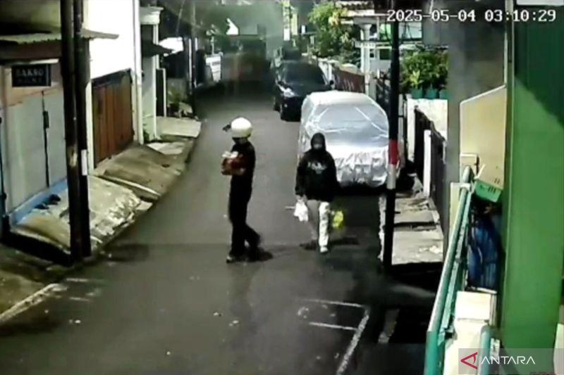 Bayi Baru Lahir Dibuang Orang Tua di Teras Rumah Warga Pulogadung 