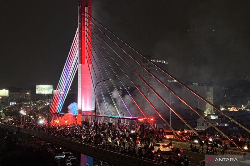 Rayakan Persib Juara Liga 1, Bobotoh Padati Flyover Pasupati
