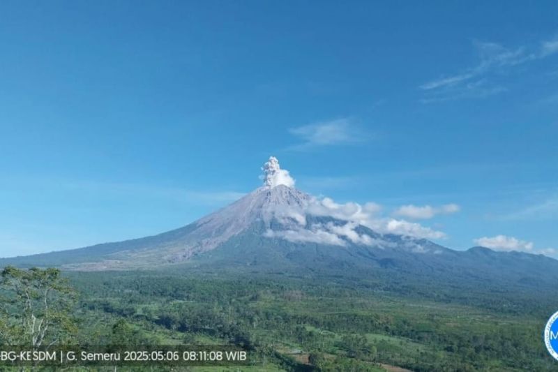 Gunung Semeru Tiga Kali Erupsi, Tinggi Letusan hingga 700 Meter