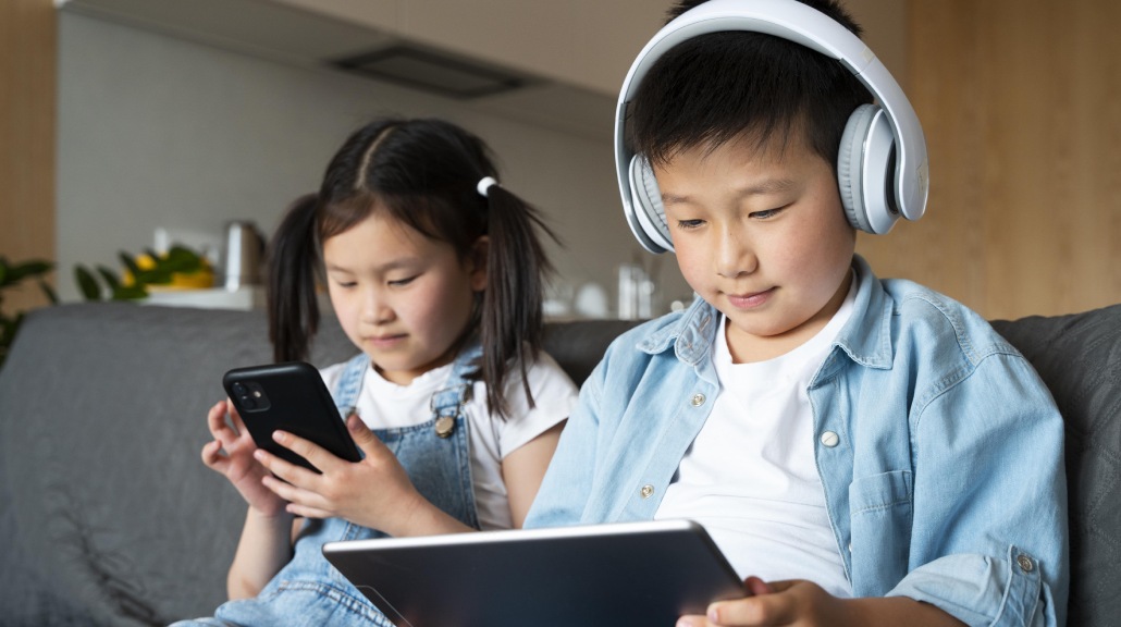 Deret Usaha Buat Lindungi Anak di Medsos, Denda Besar Sampai Batas Usia