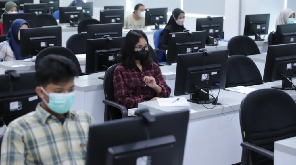 Cara Unik Kampus Cegah Kecurangan UTBK 2025, Wajib Pakai Sandal?