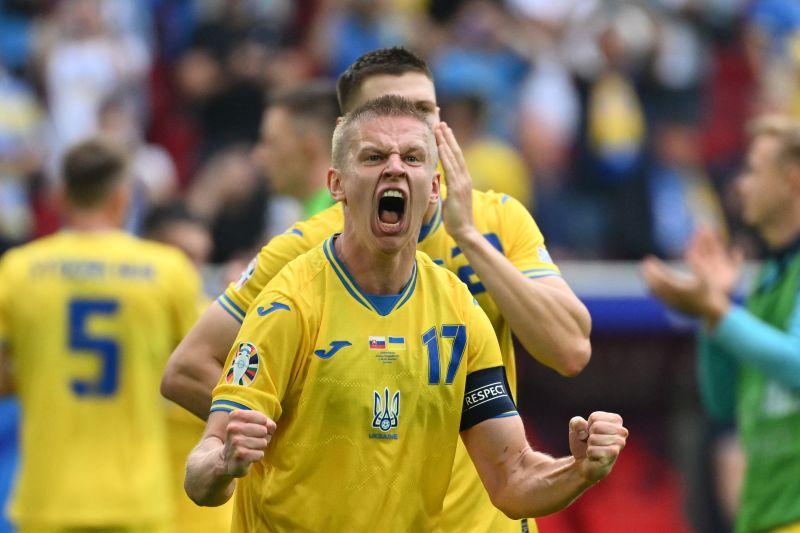 Oleksandr Zinchenko berselebrasi usai Ukraina membungkam Slovakia 2-1 di Stadion Dusseldorf Arena, Dusseldorf, Jumat (22/06/2024). (ANTARA/AFP/ALBERTO PIZZOLI).