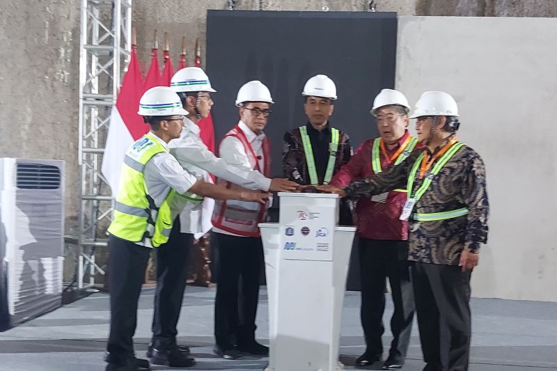 Presiden Joko Widodo didampingi Pj Gubernur DKI Jakarta Heru Budi Hartono dan pejabat terkait menekan tombol sirine pencanangan koridor MRT Medansatria-Tomang di Halte MRT Thamrin, Jakarta Pusat, Rabu (11/9/2024) (ANTARA/Andi Firdaus)