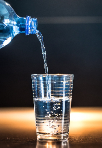 Daripada alkohol dan soda, dia lebih suka air putih. (Dokumen Pixabay)