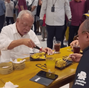 Menteri PUPR, Basuki Hadimuljono, sampai menuangkan kecap ke mie karena tak kuat dengan rasa pedas. (Tangkap layar akun Instagram @jokowi)
