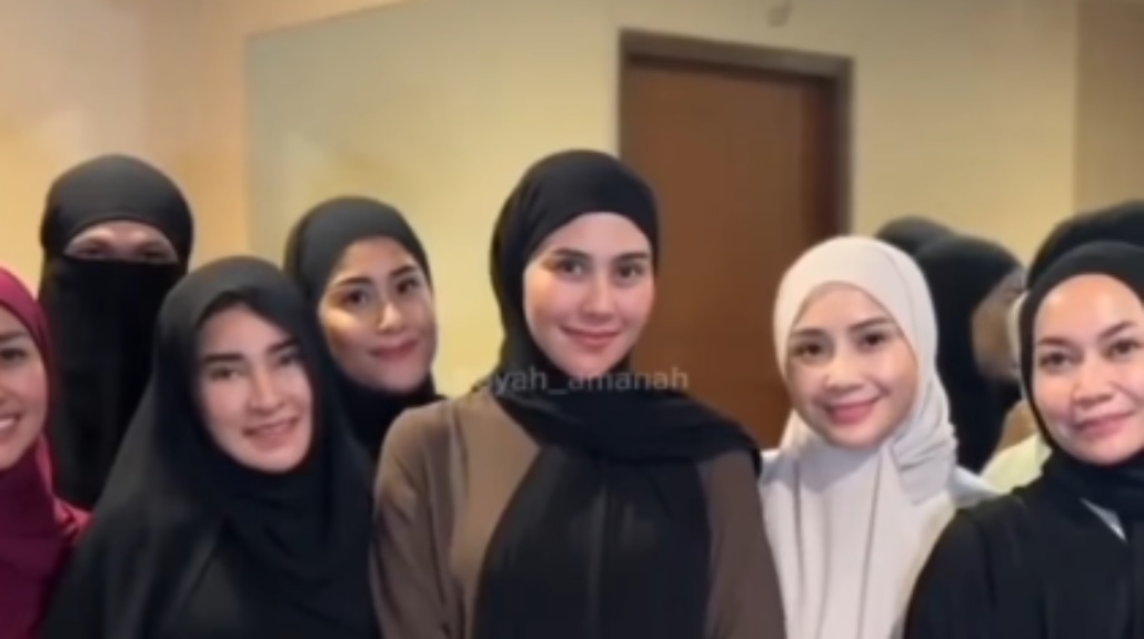 Wanda Hara memakai cadar ketika menghadiri kajian Ustaz Hanan Attaki. (Tangkap layar akun Instagram @berita_gosip)