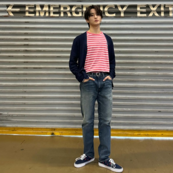 Gaya ini juga bisa kamu tiru saat pergi bareng gebetan atau pacar. (Tangkap layar @onyourm__ark)