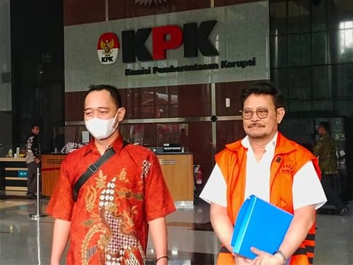 Mantan Menteri Pertanian Syahrul Yasin Limpo (kanan) di kantor KPK, Jakarta.&nbsp;(Fakta.com/Riezky Maulana)