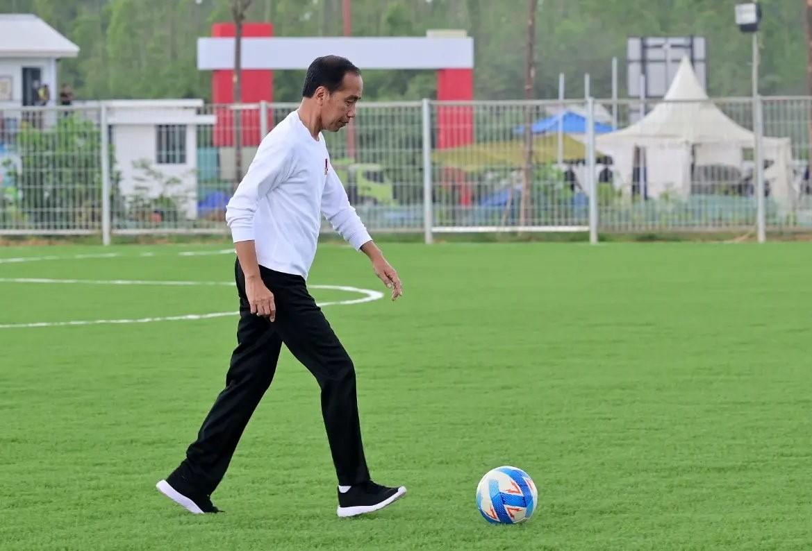 Presiden Joko Widodo mencoba lapangan sepak bola sebagai salah satu fasilitas untuk Timnas Indonesia di IKN, Selasa (13/8/2024). Foto: Biro Pers Setpres/Muchlis Jr.