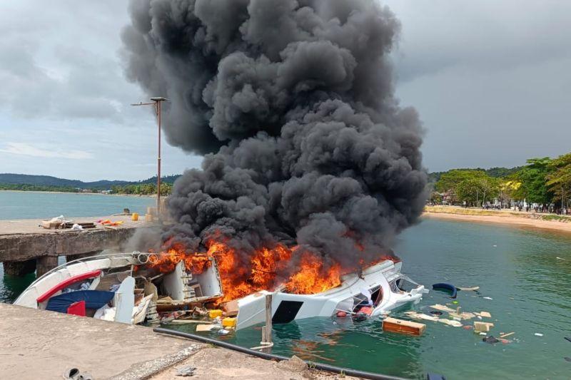 Speedboat Bela 72 yang membawa rombongan Cagub-Cawagub Malut, Benny Laos-Sabrin Sehe, terbakar di Pelabuhan Bobong, Kabupaten Pulau Taliabu, Sabtu (12/10/2024). Foto: ANTARA/Abdul Fatah