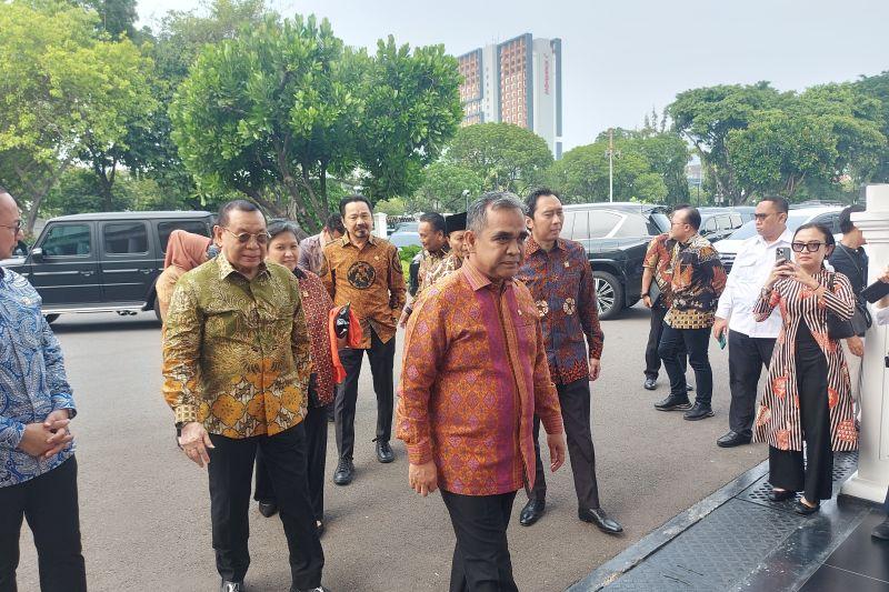 Ketua MPR RI Ahmad Muzani beserta seluruh wakilnya tiba di kompleks Istana Kepresidenan Jakarta, Senin (14/10/2024), untuk menyerahkan undangan pelantikan presiden dan wakil presiden terpilih kepada Presiden Joko Widodo. (ANTARA/Andi Firdaus)