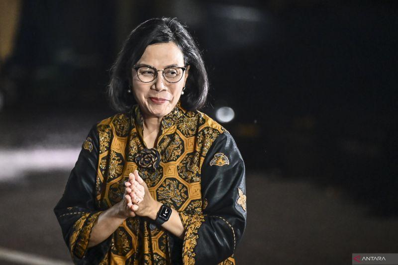 Menteri Keuangan Sri Mulyani tiba di kediaman Presiden Terpilih Prabowo Subianto, Kertanegara, Jakarta Selatan, Senin (14/10/2024). (Dokumen Antara Foto/Aprillio Akbar/Spt.)