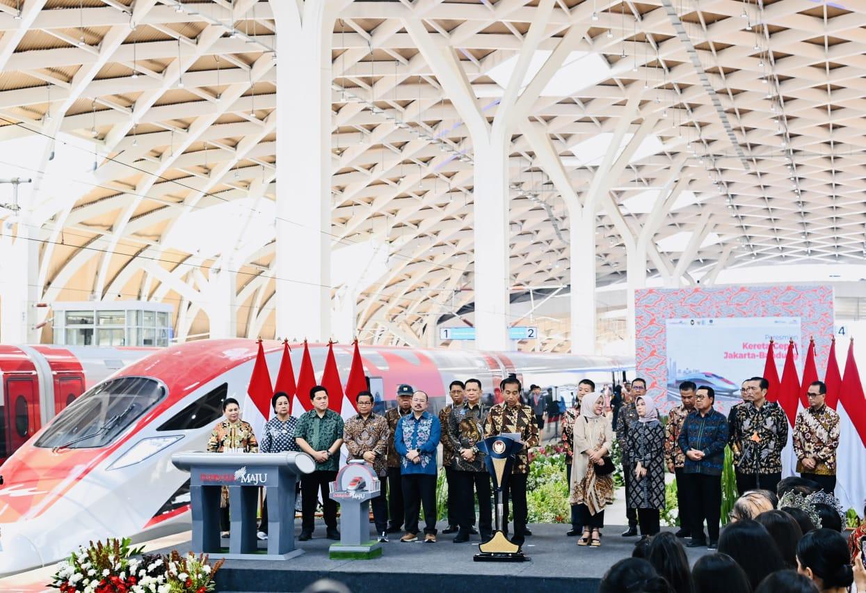 Presiden Joko Widodo meresmikan Kereta Cepat Jakarta-Bandung (KCJB) di Stasiun Halim, Jakarta, pada Senin, 2 Oktober 2023. Foto: BPMI Setpres/Kris