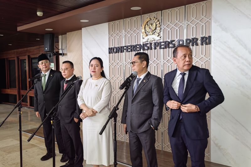 Ketua DPR RI Puan Maharan (tengah) bersama para Wakil Ketua DPR RI lainnya saat konferesi pers di Kompleks Parlemen, Senayan, Jakarta, Selasa (15/10/2024). ANTARA/Melalusa Susthira K