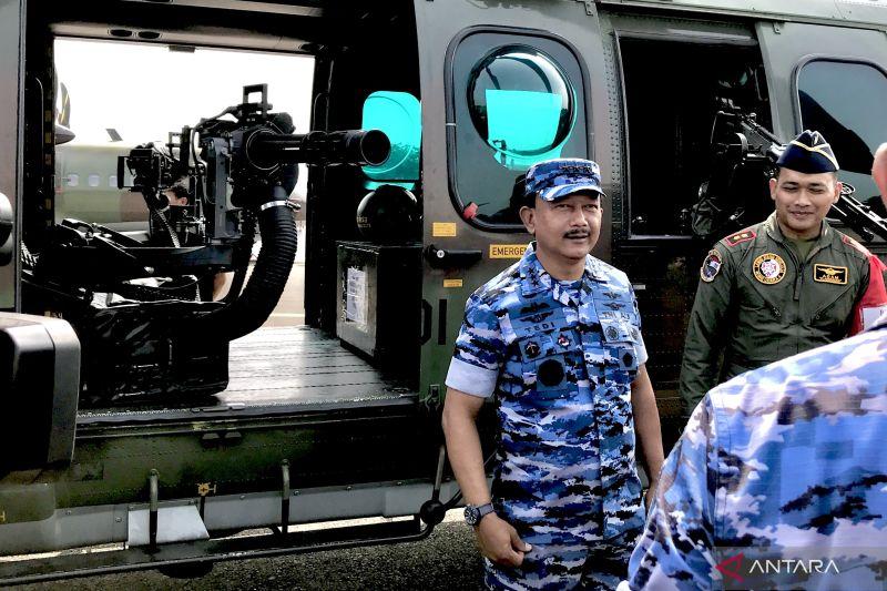 Pangkoopsudnas TNI AL&nbsp;Marsekal Madya (Marsdya) Tedi Rizalihadi&nbsp;mengecek helikopter H225M yang dilengkapi senjata 'gatling gun' di Lanud Halim Perdanakusuma. ANTARA/Genta Tenri Mawangi.