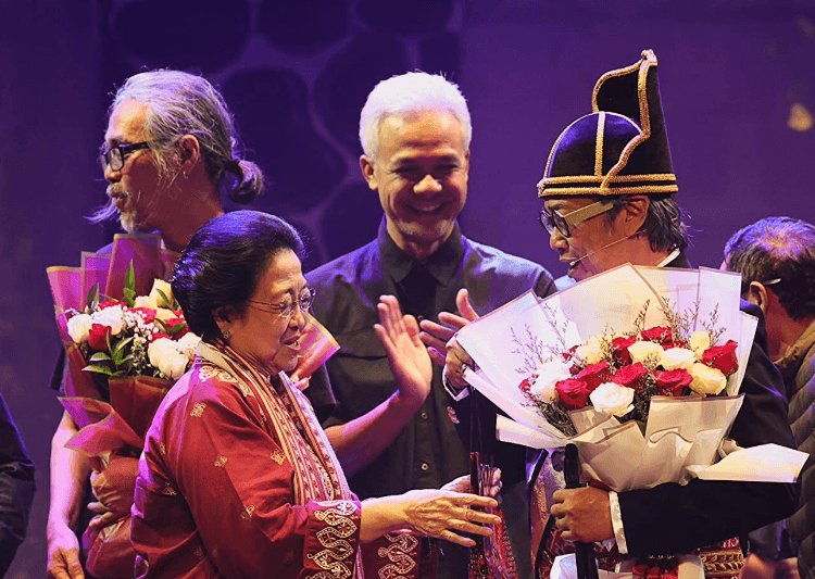 Megawati Soekarnoputri (kiri), Ganjar Pranowo (tengah), dan Butet Kertarajasa (kanan). Foto: Instagram/@ganjar_pranowo