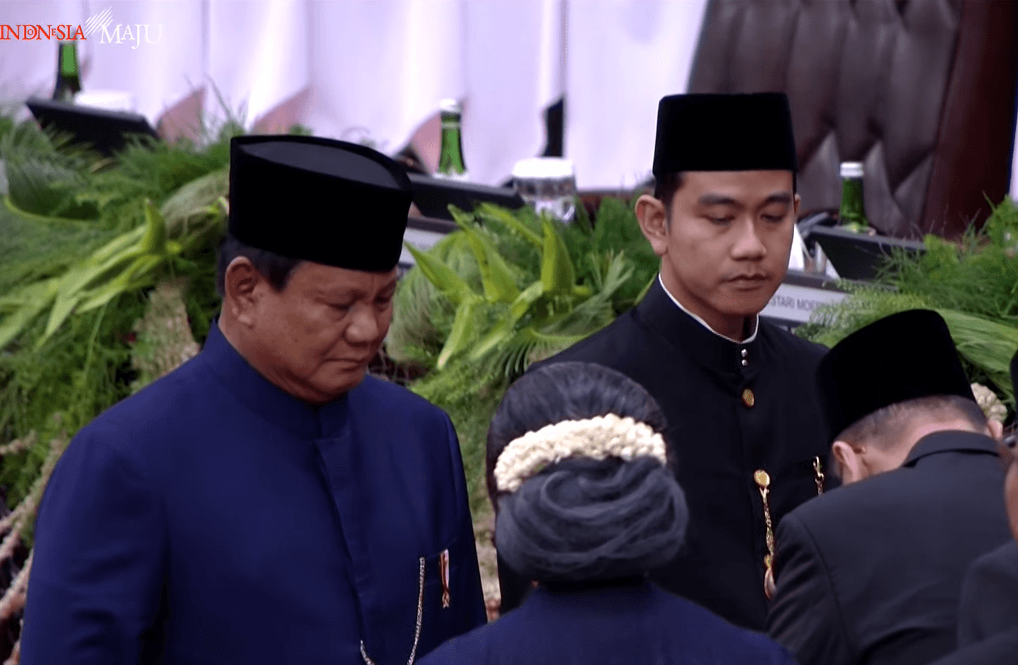 Prabowo-Gibran menandatangani dokumen selepas sumpah dan janji sebagai Wakil Presiden RI di Gedung Nusantara, Kompleks Parlemen, Jakarta, Minggu (20/10/2024). Foto: Sekretariat Presiden