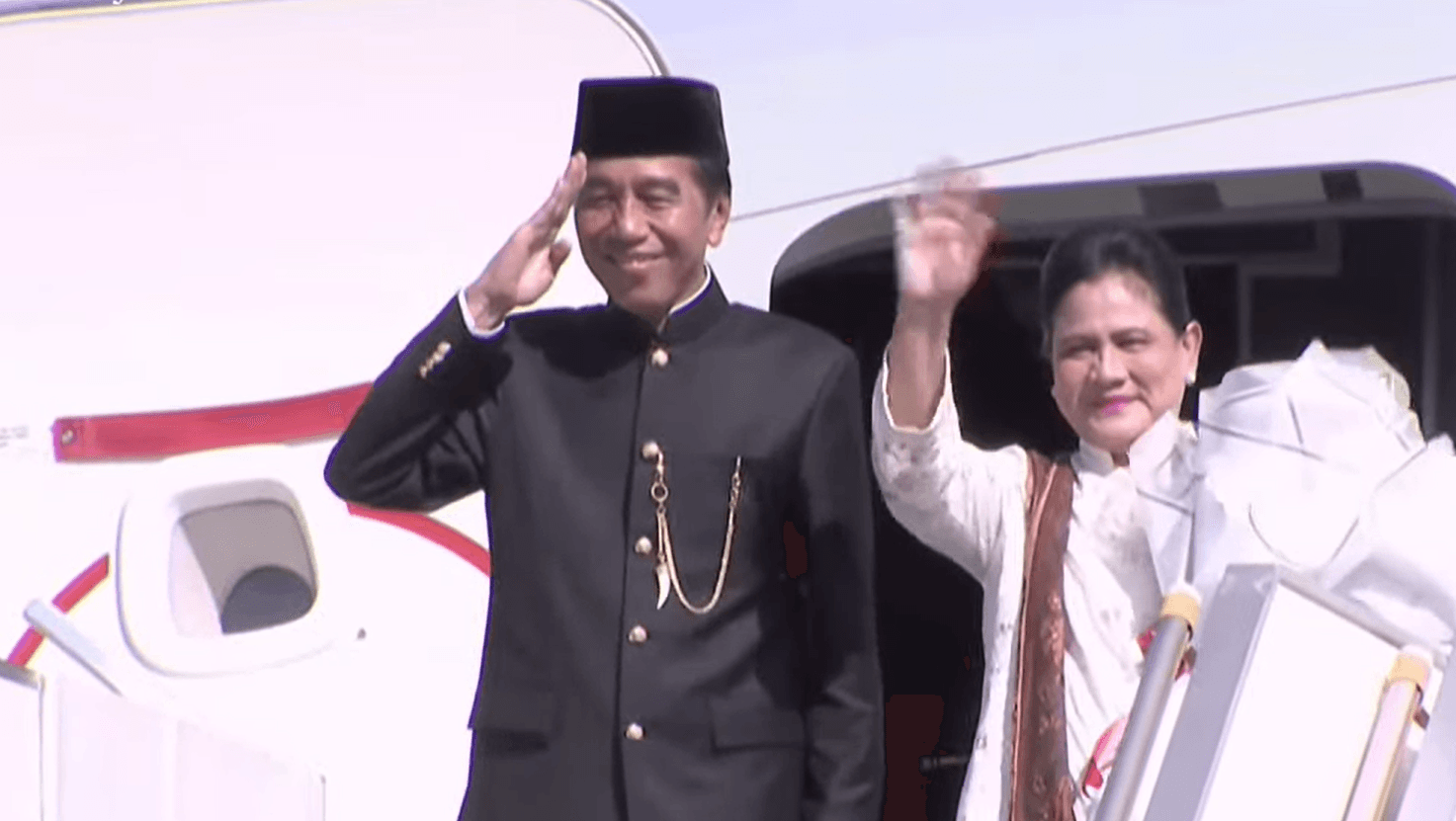 Joko Widodo dan Iriana memberi salam hormat kepada Prabowo dan anggota eks Kabinet Indonesia Maju yang melepas kepergiannya ke Solo, Jawa Tengah, Minggu (20/10/2024). Foto: Sekretariat Presiden.