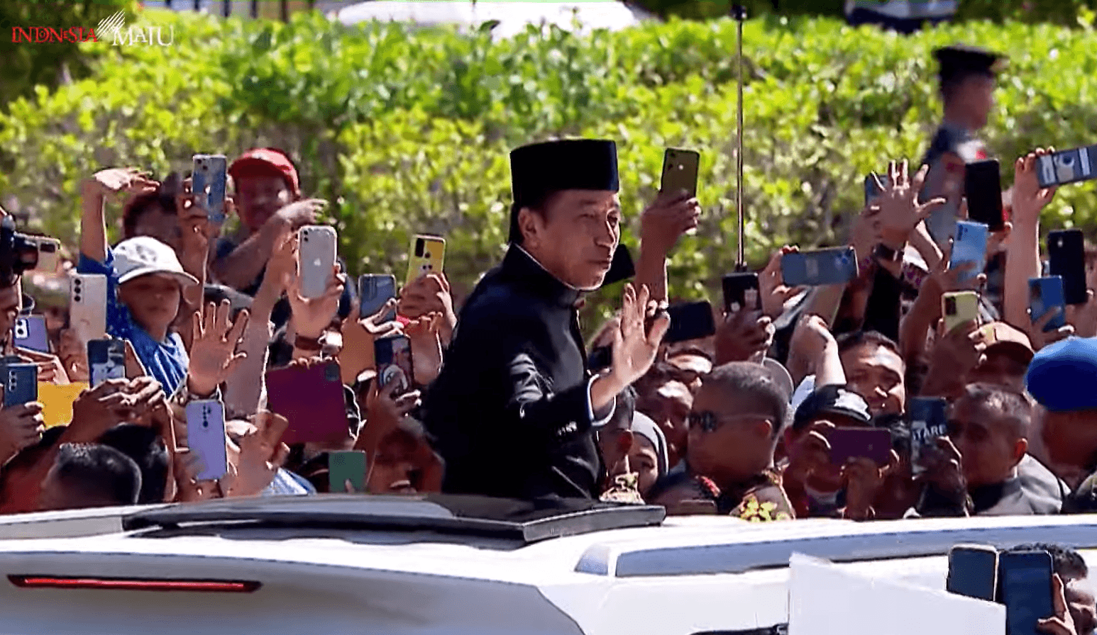 Joko Widodo melambaikan tangan kepada warga selepas meninggalkan Istana Negara. Ia diantar Prabowo menuju Bandara Halim Perdanakusumah untuk terbang ke Solo, Jawa Tengah, Minggu (20/10/2024). Foto: Sekretariat Presiden.