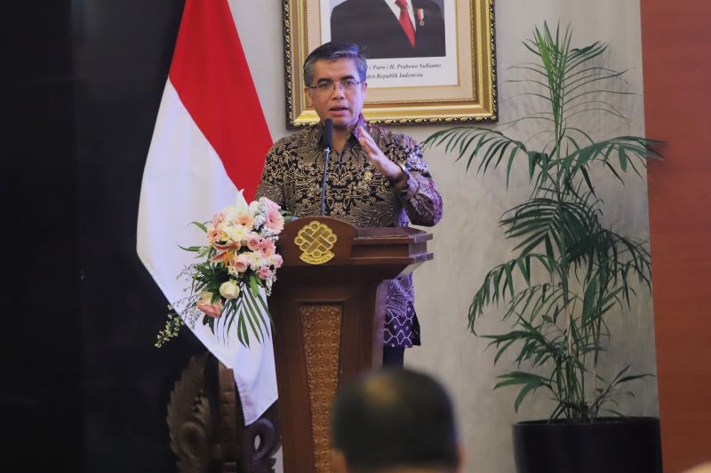 Menaker Yassierli dalam pertemuan dengan pimpinan Konfederasi dan Federasi Serikat Pekerja/Serikat Buruh (SP/SB) tingkat nasional di Jakarta, Rabu malam (23/10/2024). ANTARA/HO-Kemnaker
