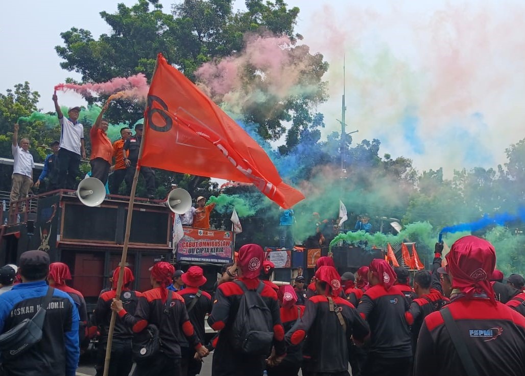 Buruh melakukan unjuk rasa di Patung Kuda, Jakarta, Kamis (24/10/2024), dengan klaim diikuti lebih dari 2.000 orang. Foto: Fakta/Dewi Yugi Arti