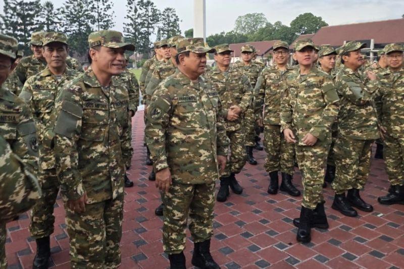 Para menteri Kabinet Merah Putih berlatih baris-berbaris di Akmil Magelang. (Foto:&nbsp;Foto: ANTARA/HO-Kantor Komunikasi Kepresidenan)