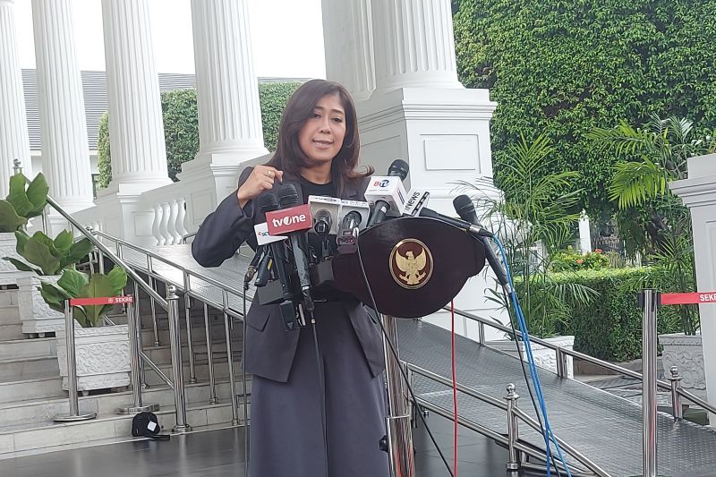 Menteri Komunikasi dan Digital (Menkomdigi) Meutya Hafid saat menyampaikan keterangan di kompleks Istana Kepresidenan, Jakarta, Jumat (1/11/2024). Foto: ANTARA/Andi Firdaus