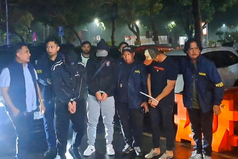 Sejumlah tersangka yang terlibat dalam kasus website judi online yang melibatkan oknum Kementerian Komdigi berhasil ditangkap oleh Polda Metro Jaya di Jakarta, Sabtu (16/11/2024). ANTARA/HO-Istimewa