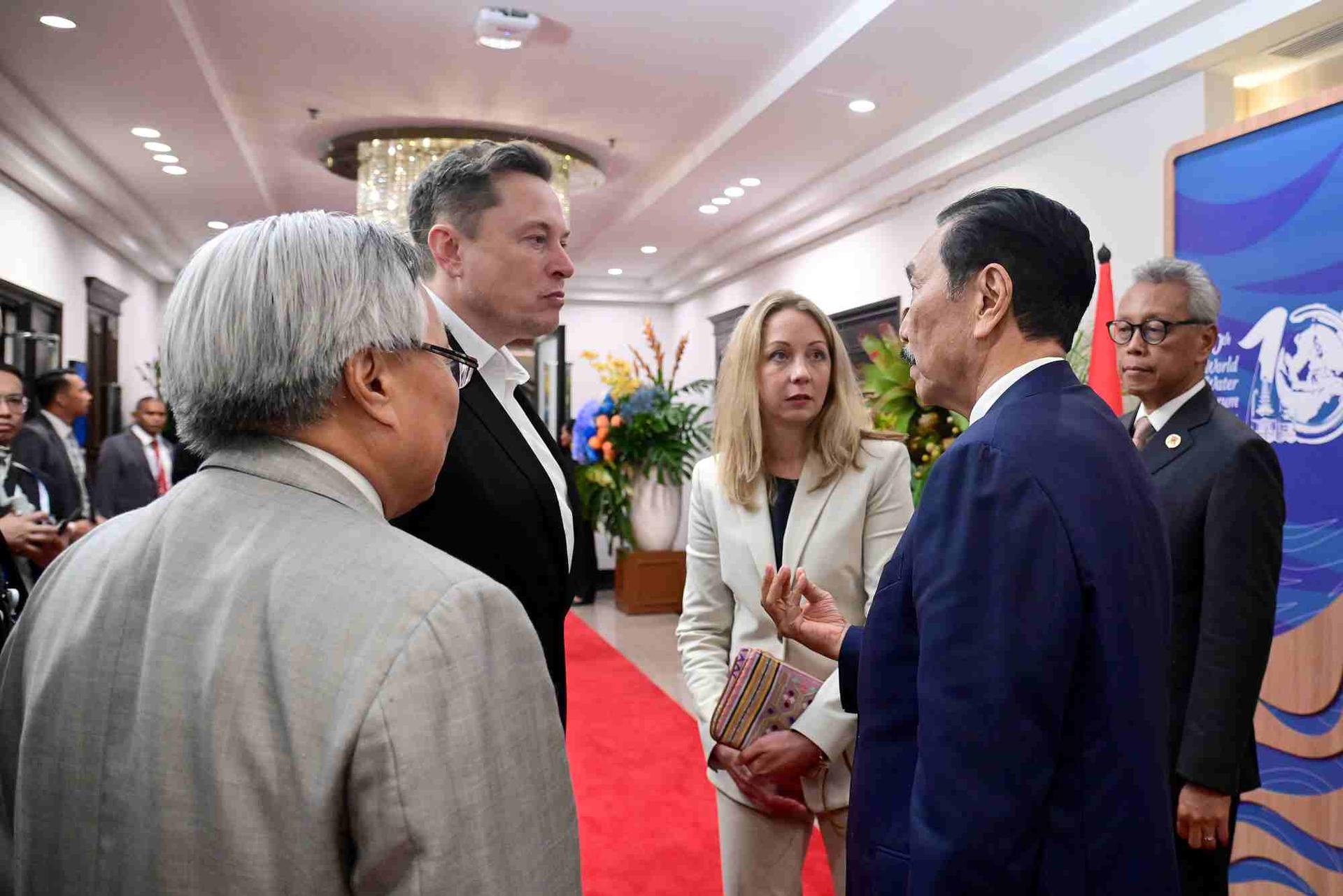 Luhut dan Elon Musk berbincang di sela-sela KTT World Water Forum ke-10 di Bali International Convention Center (BICC), Bali, Senin (20/5/2024). Foto: BPMI Setpres/Muchlis Jr