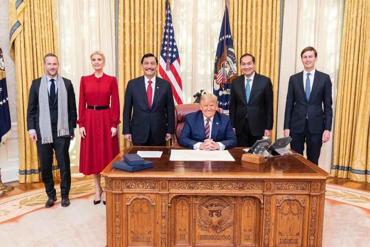 Luhut Binsar Pandjaitan saat menjadi Menko Marves bertemu dengan Presiden AS Donald Trump di White House, Washington DC, AS, Selasa (17/11/2020). (ANTARA/HO White House AS)