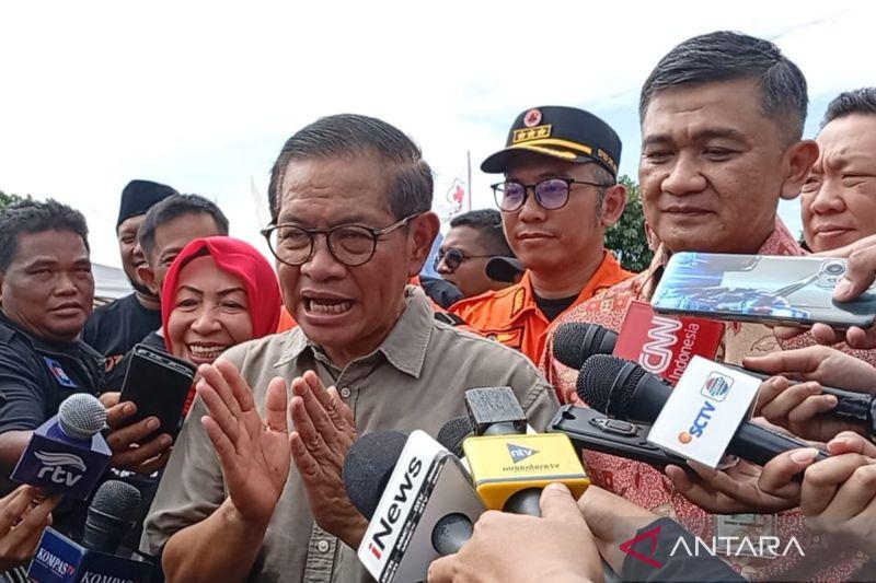 Gubernur Jakarta Pramono Anung melayat ke korban banjir Tebet. (Antara)