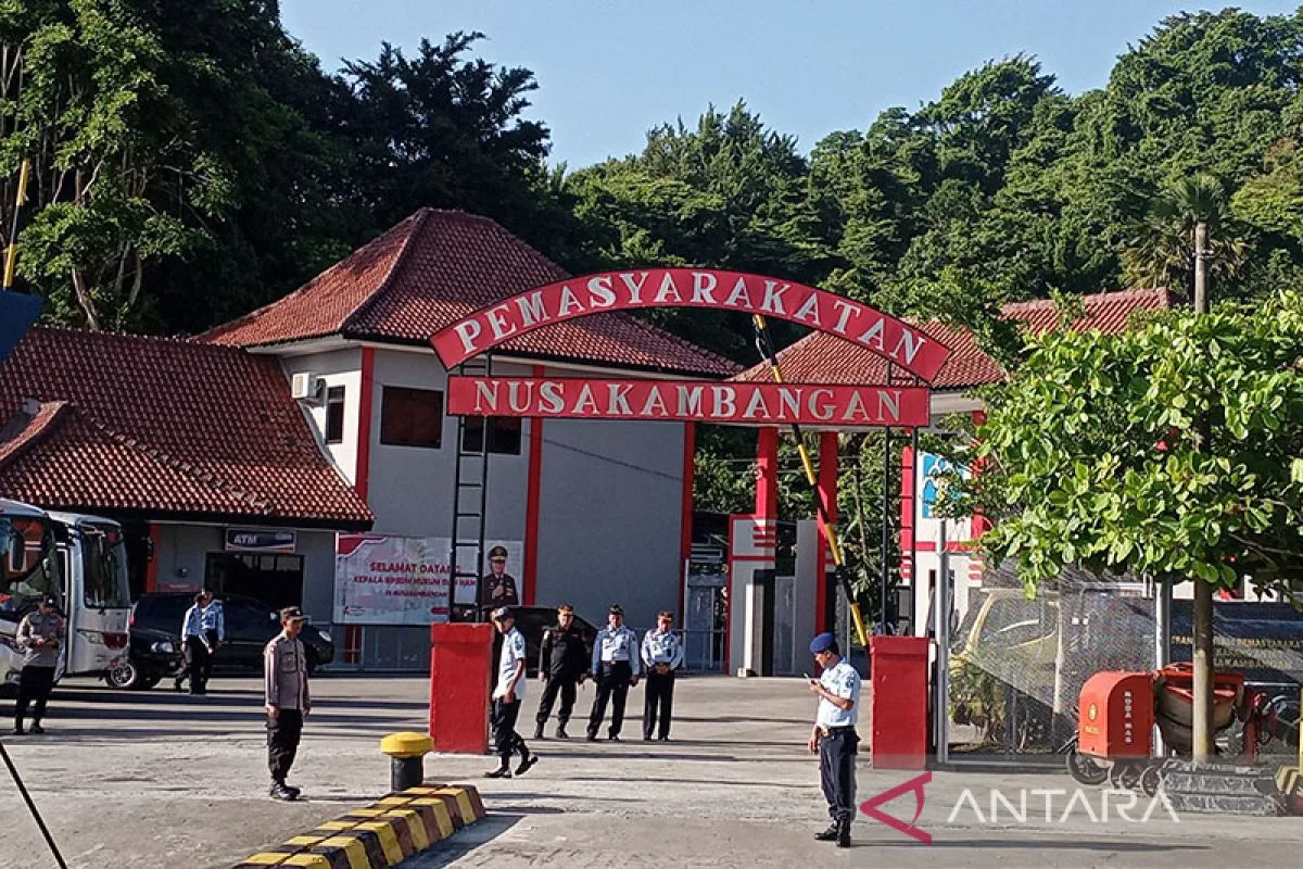Pintu gerbang lapas di Pulau Nusakambangan, Kabupaten Cilacap, Senin (15/5/2023). Lokasi ini biasanya menjadi tempat eksekusi terpidana mati. (ANTARA/Sumarwoto)