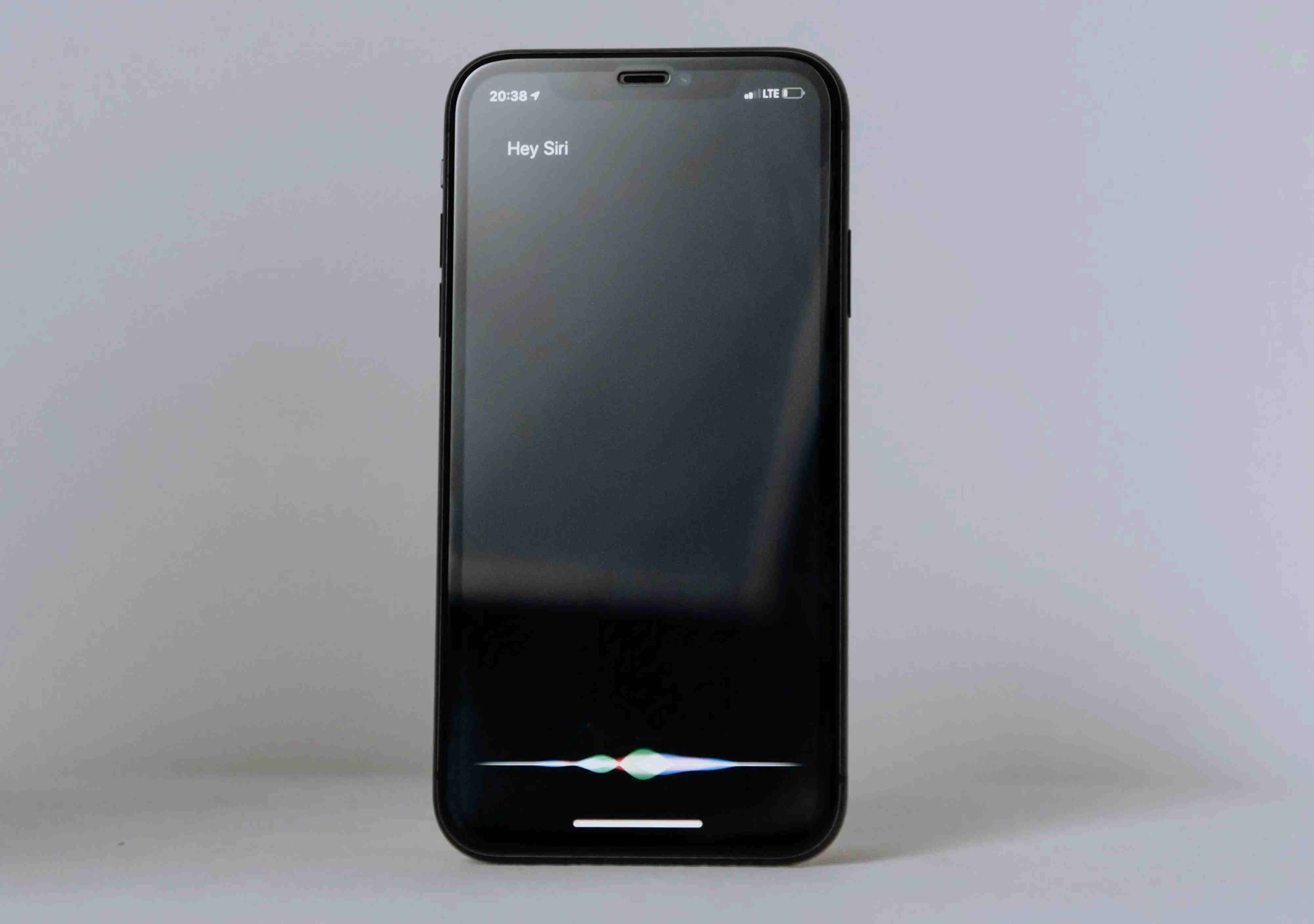 Ilustrasi Siri di perangkat iPhone. Foto: Pixels