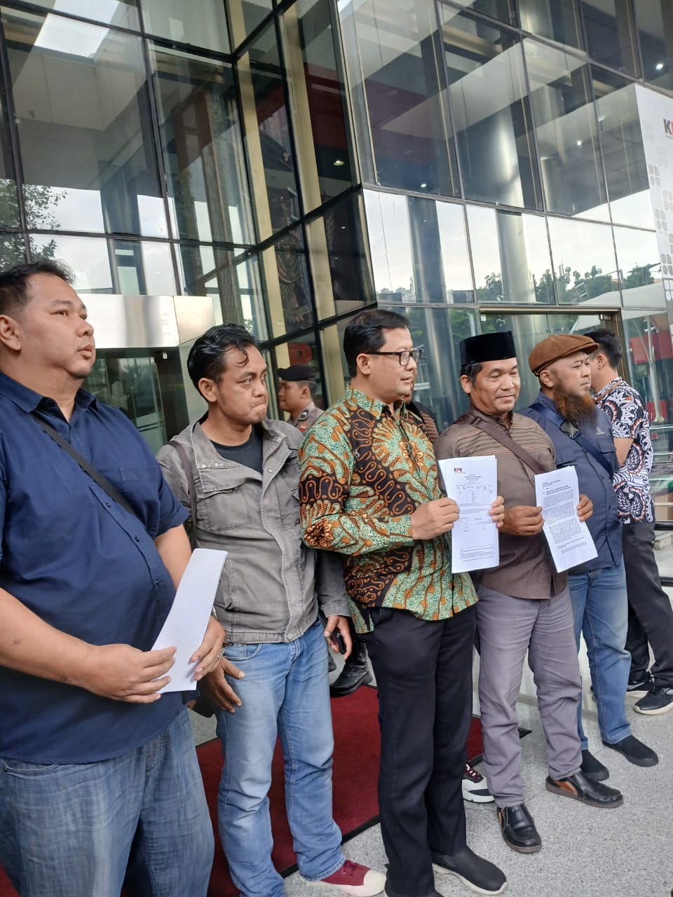 Sejumlah akademisi dan aktivis yang tergabung dalam Nurani ’98 mendatangi Gedung Merah Putih KPK, Jakarta, Selasa (7/1/2025). (Foto: Dok. Istimewa)