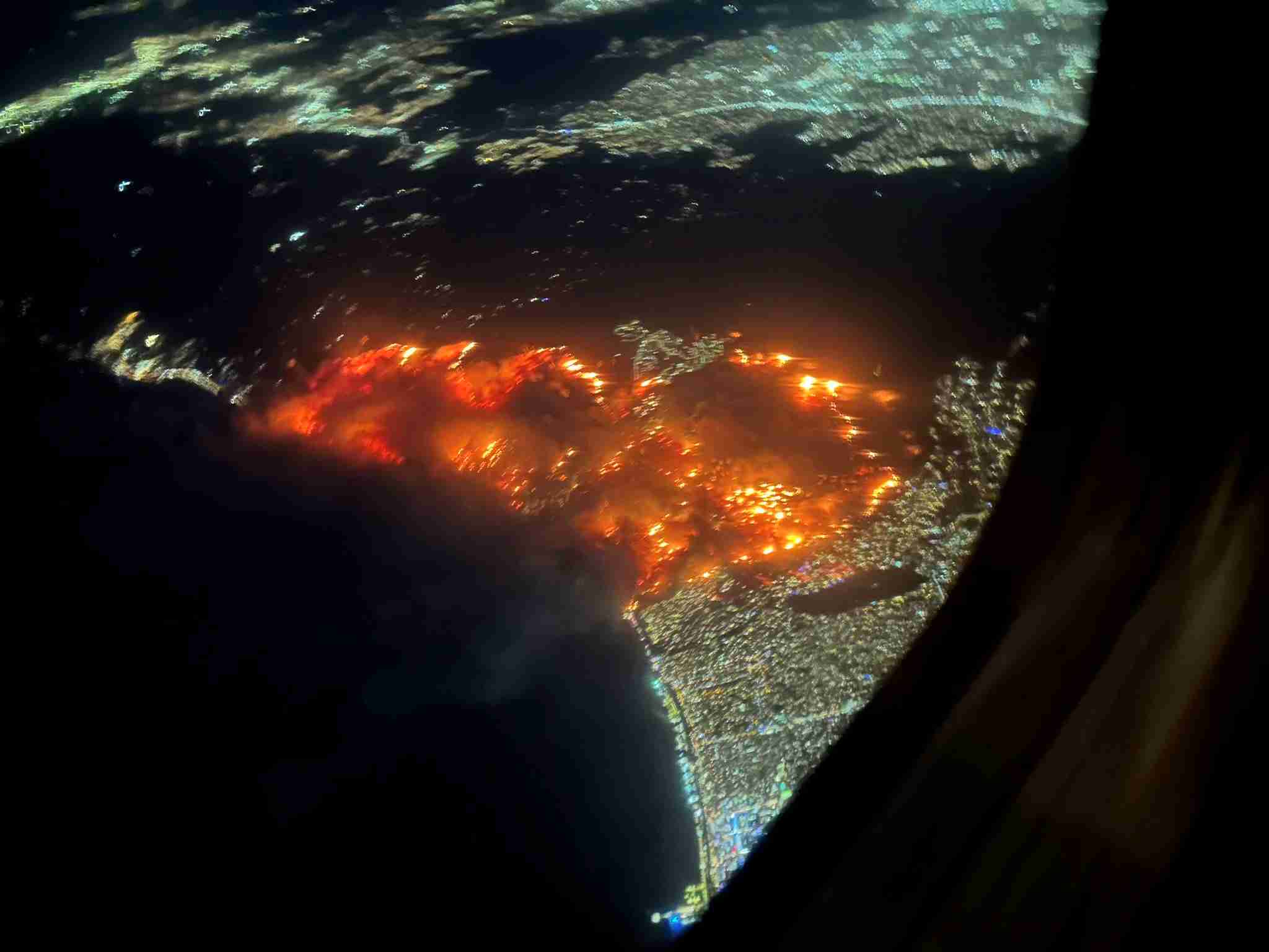 Foto kebakaran Los Angeles yang ditangkap warga saat berada di pesawat terbang. Foto: Istimewa