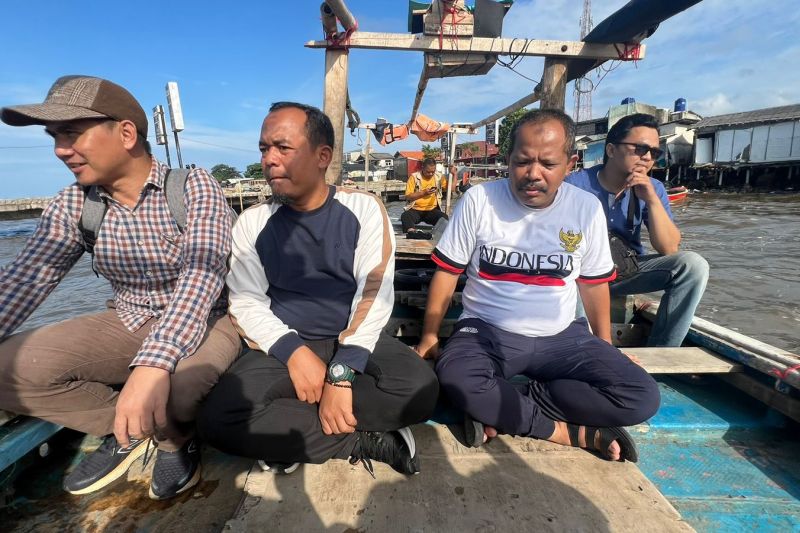 Anggota Komisi IV DPR RI Johan Rosihan (kedua kanan) sidak ke lokasi pemagaran laut di pesisir Tangerang, Banten, Rabu (8/1/2025). (ANTARA/HO-PKS)<br>