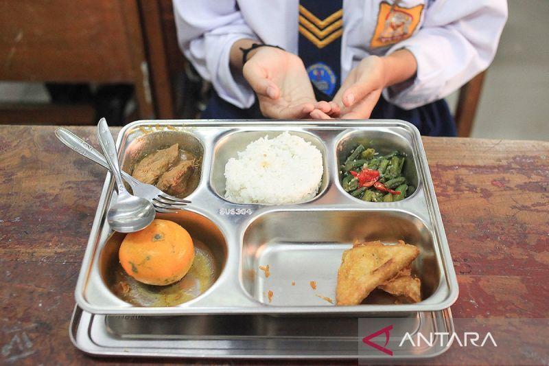 Salah satu contoh menu MBG dengan anggaran Rp10.000. (Antara)