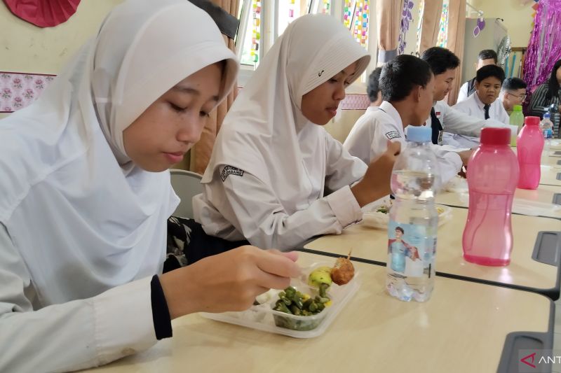MBG di Palembang masih menggunakan wadah plastik. (Antara)