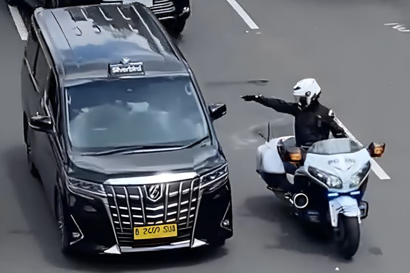 Petugas patroli pengawalan (patwal) yang mengawal mobil dinas Raffi Ahmad bertindak arogan.