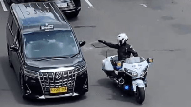 Aksi arogan Voorijder atau Patwal mobil dinas RI 36 yang digunakan Raffi Ahmad. (tangkapan layar akun X @MafiaWasit)&nbsp;