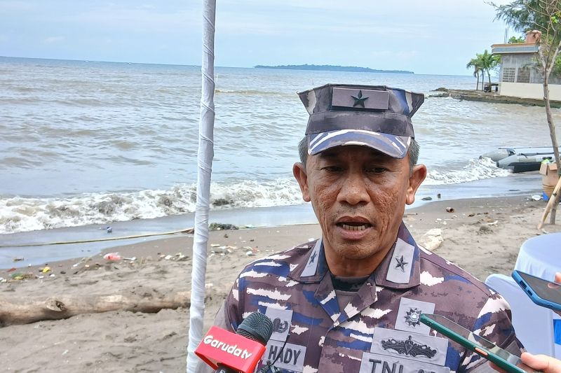 Kadispenal Laksamana Pertama I Made Wira Hady menargetkan pembongkaran pagar laut tuntas dalam 10 hari. (Antara)&nbsp;
