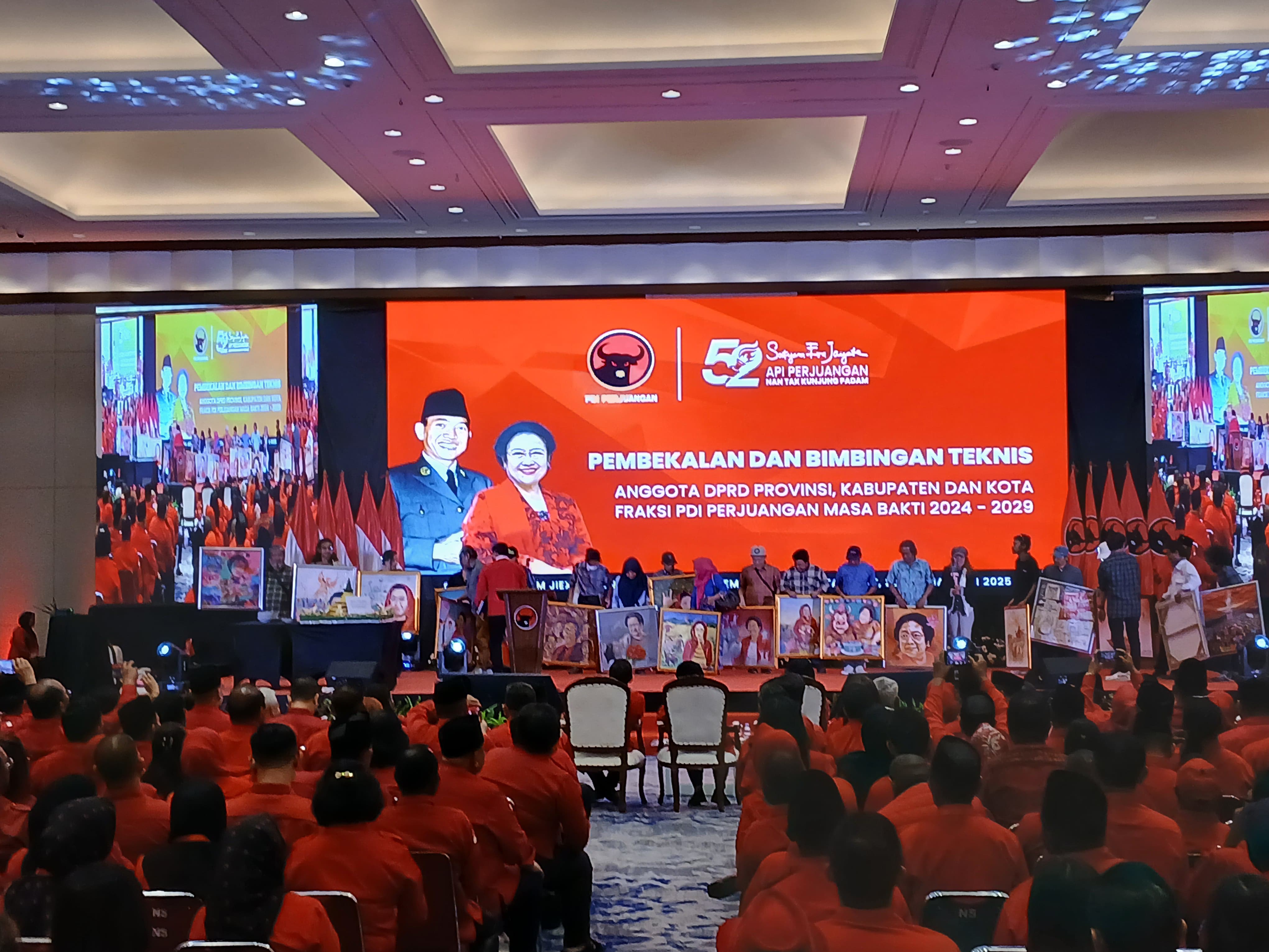 Puluhan lukisan dipersembahkan untuk Megawati Soekarnoputri di JIExpo Kemayoran, Jakarta, Jumat (24/1/2025). (Fakta.com/Dhia Oktoriza Sativa)