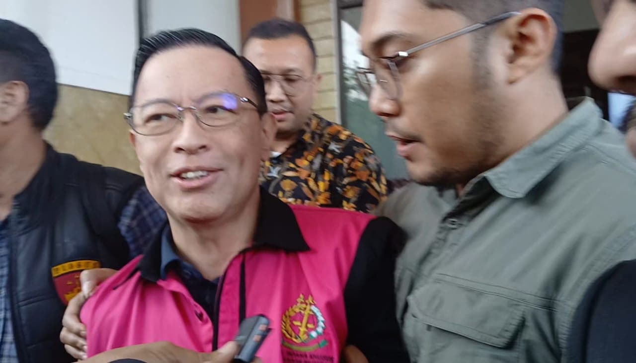 Mantan Menteri Perdagangan Tom Lembong usai diperiksa Kejaksaan Agung. (Fakta.com/Hendri Agung)