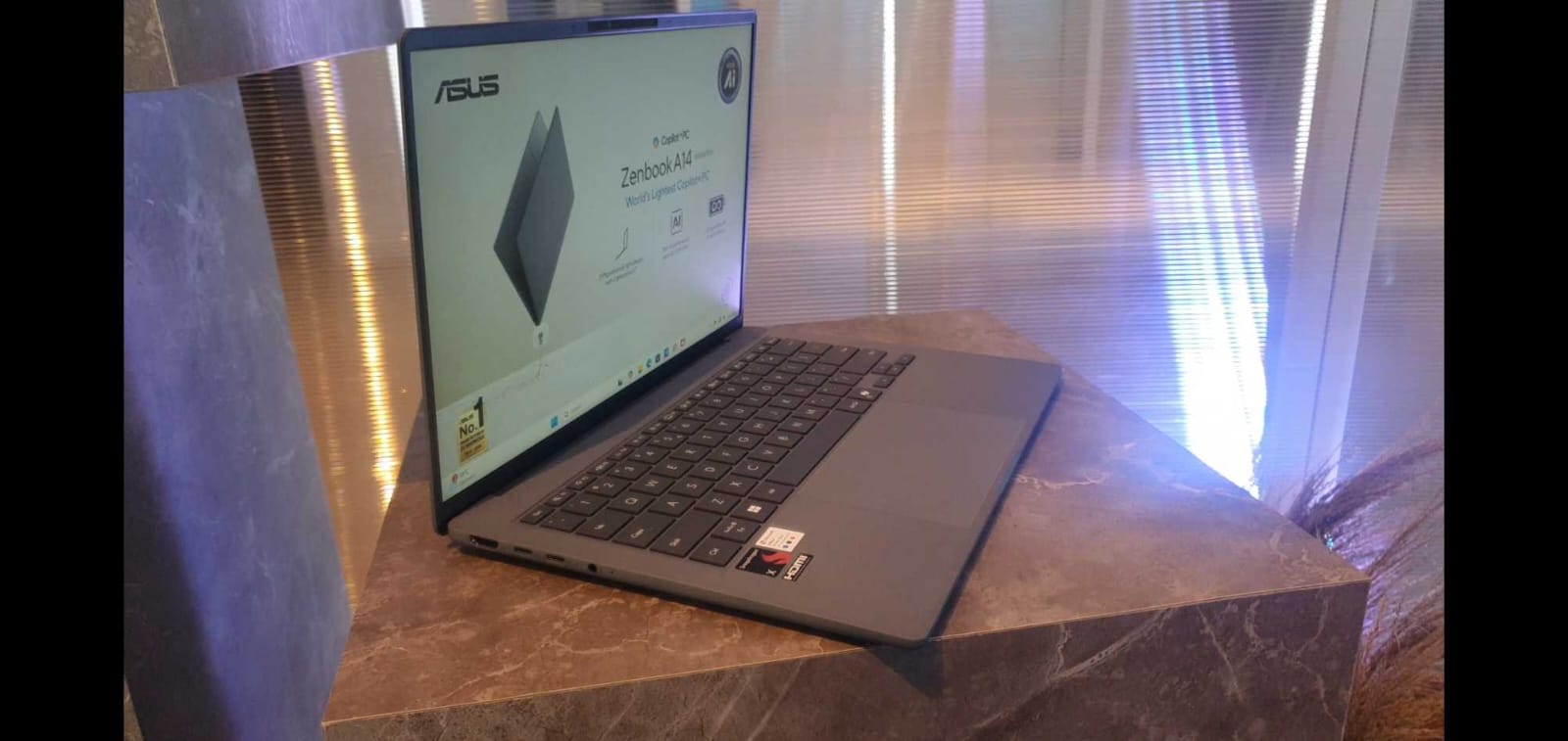 Tampak samping Asus Zenbook A14. (Fakta.com/Ghazy Rabbani)