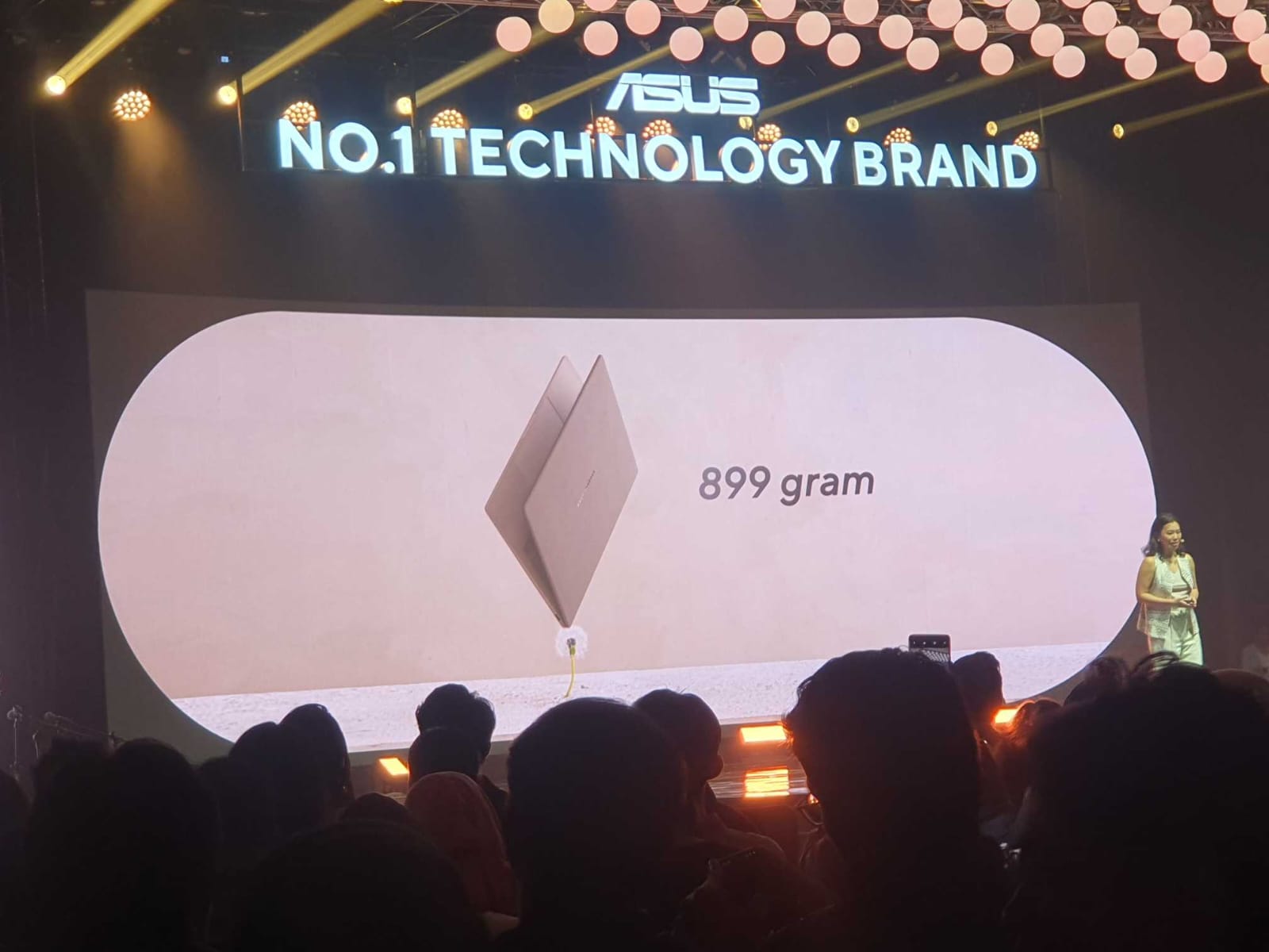 Coco Chien, Country Product Manager of ASUS Indonesia, memperkenalkan ASUS Zenbook A14. (Fakta.com/Ghazy Rabbani)