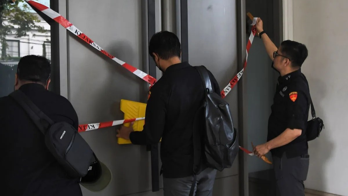 Penyidik Kejaksaan Agung menggeledah rumah Riza Chalid.