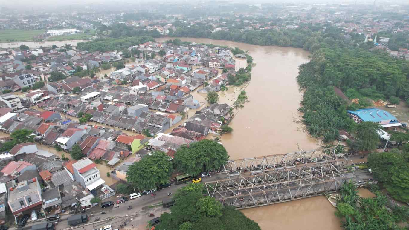Banjir Kota Bekasi dipicu luapan kali usai hujan deras. (dok. BNPB)