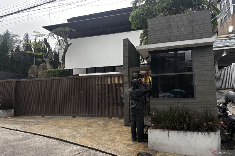 Penyidik KPK menggeledah rumah Ridwan Kamil&nbsp;di Jalan Gunung Kencana, Kelurahan Cidadap, Kota Bandung, Senin (10/3/2025). (ANTARA/Rubby Jovan)